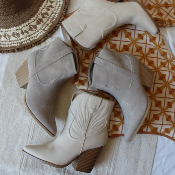 🚨ON SALE🚨// Beige western style boot vegan soft leather - Picture 8 of 17